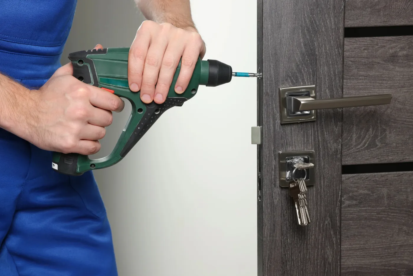 Pose d'une serrure et d'une poignée sur une porte d'entrée à Colombes